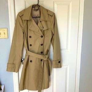 Banana Republic tan trench coat with pleats Large